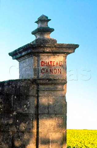 Pillar at entrance to vineyard of   Chteau Canon Stmilion Gironde   France   Stmilion  Bordeaux
