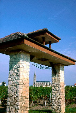 Stone arch in Clos du Clocher vineyard   with Pomerol church beyond Gironde   France     Pomerol  Bordeaux