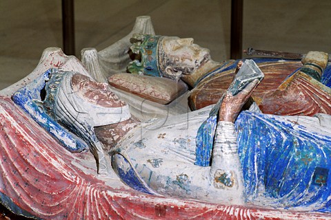 Tombs of Eleanor of Aquitaine Alinor   dAquitaine and Henri II in the abbey   of Fontevraud MaineetLoire France