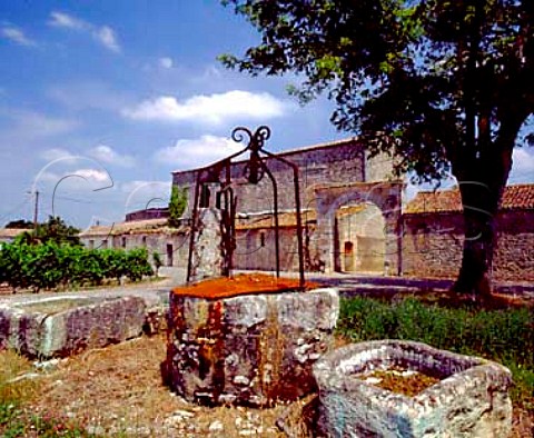 Old well and stone troughs at Chteau Sociondo   Blaye Gironde France   Premires Ctes de Blaye  Bordeaux