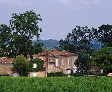 Chteau lEscadre seen across its vineyards Cars   Gironde France   Premires Ctes de Blaye  Bordeaux