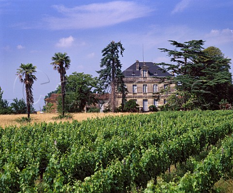 Chteau Les Jonqueyres seen across its vineyards   StPaul Gironde France    Premires Ctes de Blaye  Bordeaux