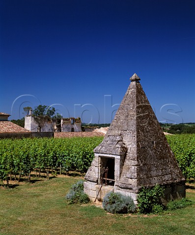 Old well at Chteau dAiguilhe   StPhilippedAiguille Gironde France   Ctes de Castillon  Bordeaux