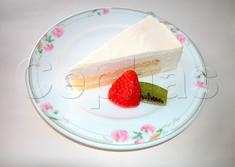 Japanese rare cheesecake with strawberry and kiwi   fruit