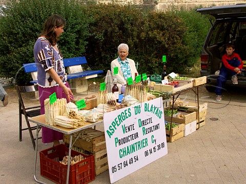 Stall selling local asparagus in Blaye market  Gironde France  Aquitaine