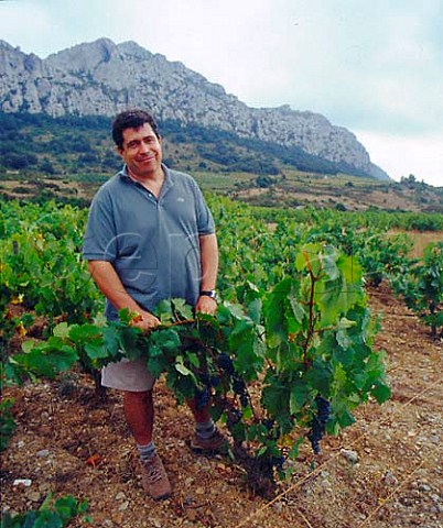 Herv Bizeul of Domaine du Clos des Fes in his   Grenache vineyards above Vingrau   PyrnesOrientales France  Ctes du Roussillon