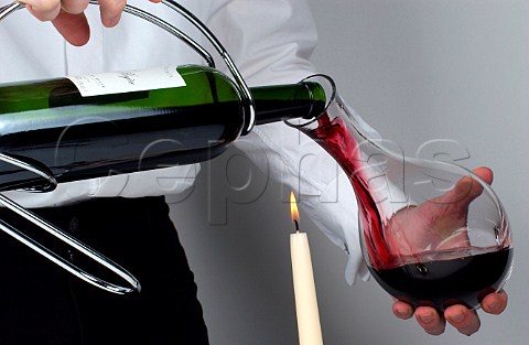 Decanting red wine
