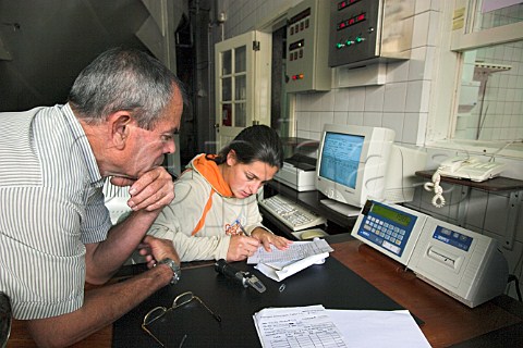 Desk at the receiving area of Henriques  Henriques  where farmers grapes are weighed and their quality  checked as they arrive Ribeira do Escrivao Quinta  Grande Madeira Portugal