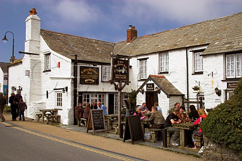 People drinking beer in the beer garden of Ye Olde   Malthouse Inn a 14th Century pub in Tintagel   Cornwall England