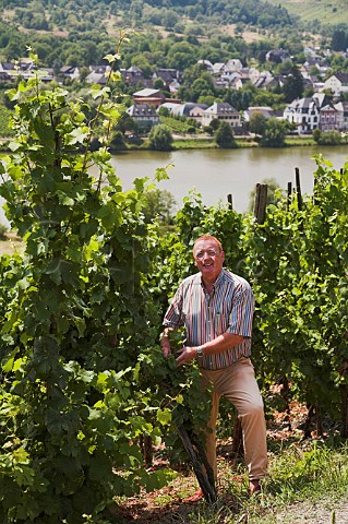 Raimund Prm of Weingut SAPrm in the Wehlener Sonnenuhr vineyard above the Mosel river with his winery beyond Wehlen Germany    Mosel