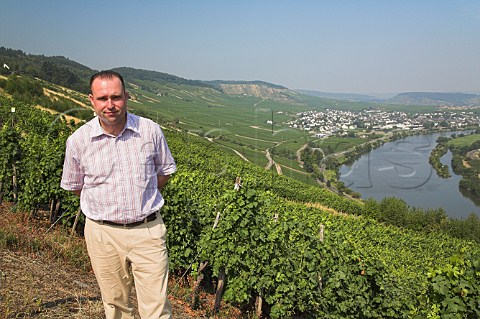 Nik Weis winemaker  owner of Weingut St   UrbansHof in Klostergarten vineyard overlooking the   Mosel River and Leiwen Germany   Mosel