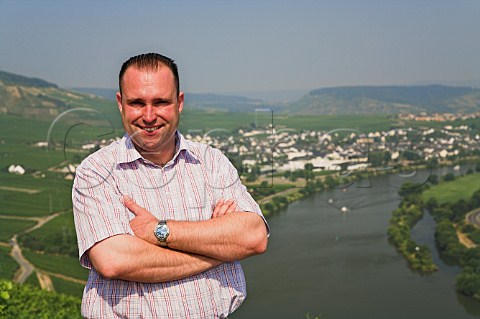 Nik Weis winemaker  owner of Weingut St   UrbansHof in Klostergarten vineyard overlooking the   Mosel River and Leiwen Germany   Mosel