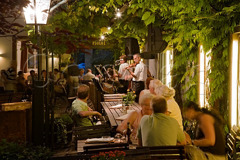Live entertainment at the Drosselhof one of many   wine bars and taverns in Drosselgasse Rdesheim   Rheingau Germany