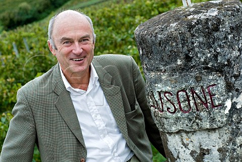 Alain Vauthier in vineyard of Chteau Ausone   Saintmilion Gironde France  Stmilion    Bordeaux