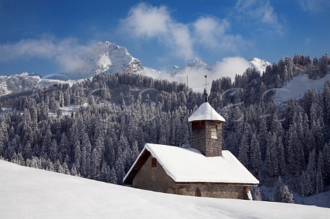 Chapel by the Les Annes piste with Pointe Perce beyond at 2752m the highest peak in the Chaine des Aravis Le GrandBornand HauteSavoie France