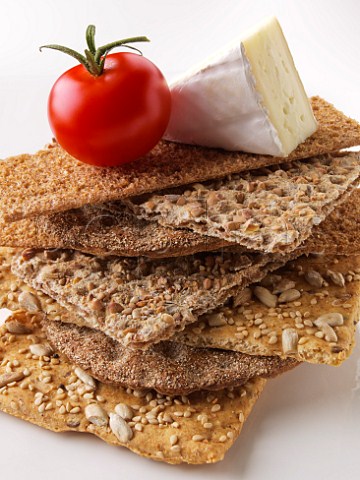 Crispbreads with Brie and tomato