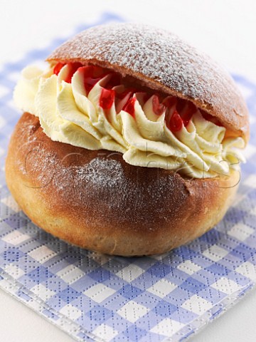 Devon split bun with jam and cream