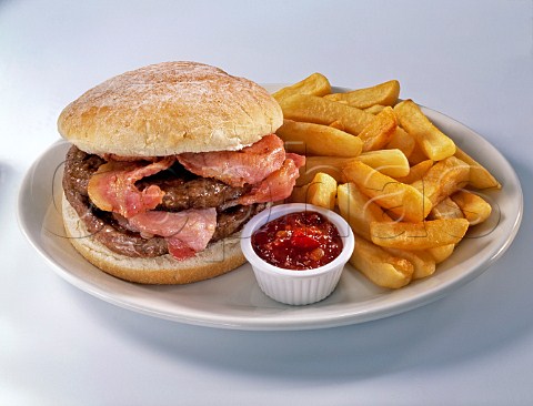 Baconburger with chips and dip