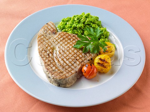 Tuna with grilled tomatoes and mushy peas