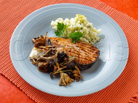 Salmon with mushrooms and mashed potato