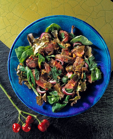 Warm beef and baby spinach salad