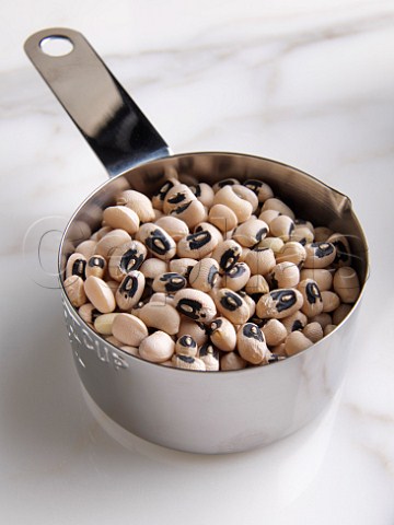 Blackeyed beans in a saucepan