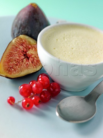 Panna cotta with figs and red currants