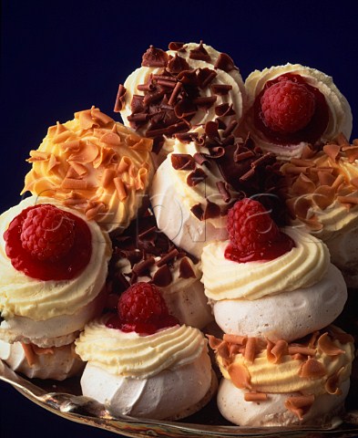 Meringues with cream fruit and chocolate flakes