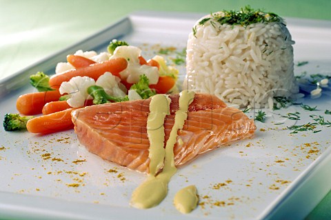 Fillet of salmon with rice and steamed vegetables