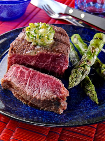 Fillet steak with grilled asparagus