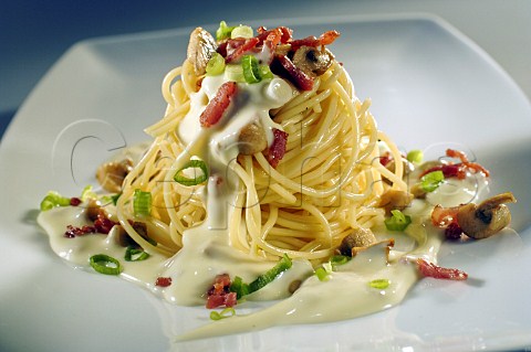 Spaghetti with bacon mushrooms and cheese sauce