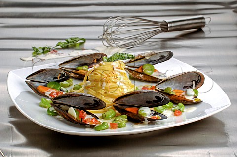 Mussels with tagliatelle and vegetables