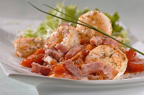 Prawn and ham salad with vinaigrette dressing