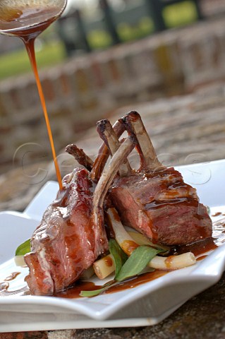 Rack of lamb chops with asparagus spears and gravy
