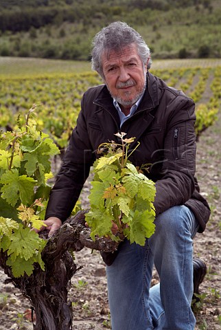 Mariano Garca and old Tinto Fino vines in Via La Oliva of Bodegas Mauro Tudela de Duero near Valladolid Castilla y Len Spain