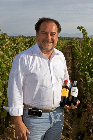 Michel Rolland winemaker with bottles of Cuve Los Andes Coleccin and Flechas de Los Andes Gran Malbec Clos de los Siete Mendoza Argentina Uco Valley