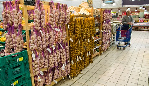 Smoked and natural garlic grappes on sale in a Calais supermarket