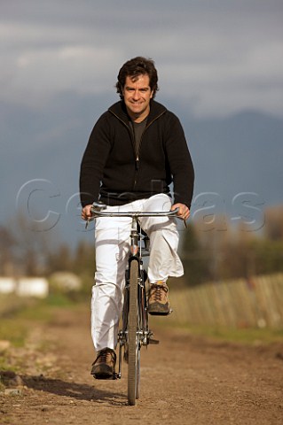 Adolfo Hurtado winemaker cycling in vineyard of Cono Sur Chimbarongo Colchagua Valley Chile
