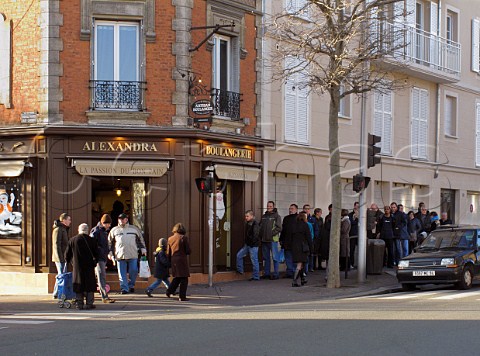 Christmas Day queue outside Boulangerie Alexandra a popular bakery in the suburbs of Paris Le PerreuxsurMarne ValdeMarne France