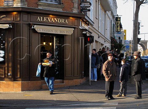 Christmas Day queue outside Boulangerie Alexandra a popular bakery in the suburbs of Paris Le PerreuxsurMarne ValdeMarne France