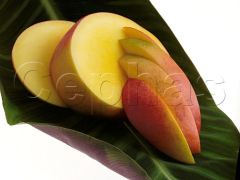 Mango slices on a leaf