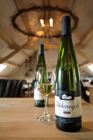 Bottle of Wijndomein Aldeneyck Pinot Gris 2007 wine