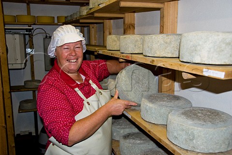 Karen Hindle proprietor and artisan cheesemaker with Little Hereford cheeses   Monkland Cheese Dairy near Leominster Herefordshire England