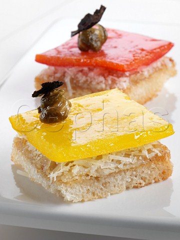 Caper and bell pepper tart canapes