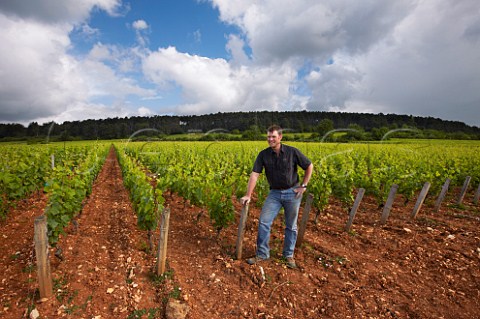 Laurent Fournier and Pinot Noir vines in Les Longeroies vineyard of Domaine Jean Fournier  MarsannaylaCte CtedOr France  Marsannay
