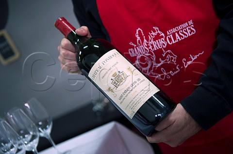 Serving Chteau Fonroque at the 30th Anniversary dinner of the Association des Grand Crus Classs de Saintmilion Chteau Fonroque Stmilion Gironde France
