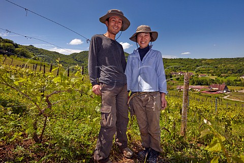 Kenjiro Kagami and his wife Mayumi in their Chardonnay vineyard Domaine des Miroirs Grusse Jura France Ctes du Jura