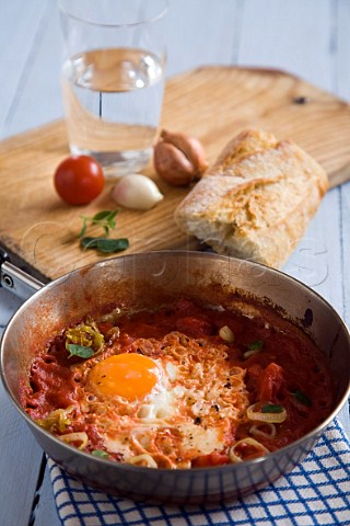 Spanish eggs with tomato and shallots