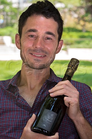 Cdric Bouchard with bottle of Roses de Jeanne champagne  Celles Sur Ource Aube France   Ctes des Bars