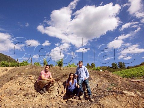 Winemaking team of Via La Rosa lr Juan Carlos Acevedo Cynthia Ortiz and head winemaker Gonzalo Carcamo in Cornellana vineyard  Syrah vines on  decomposed granite soil  Cachapoal Valley Chile  Rapel